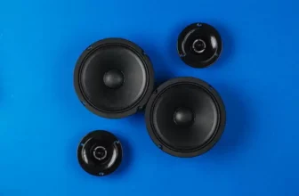 subwoofer com fundo azul