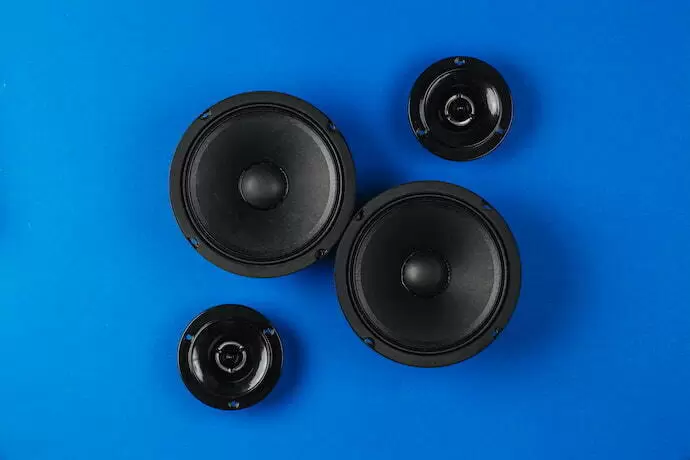 subwoofer com fundo azul