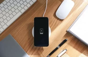 Celular carregando em um carregador por indução na mesa