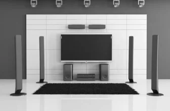 Home Theater preto e sala branca