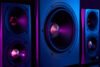 melhores subwoofers do ano em tons de azul rosa e roxo
