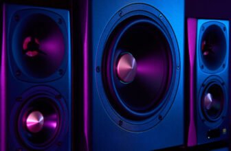 melhores subwoofers do ano em tons de azul rosa e roxo