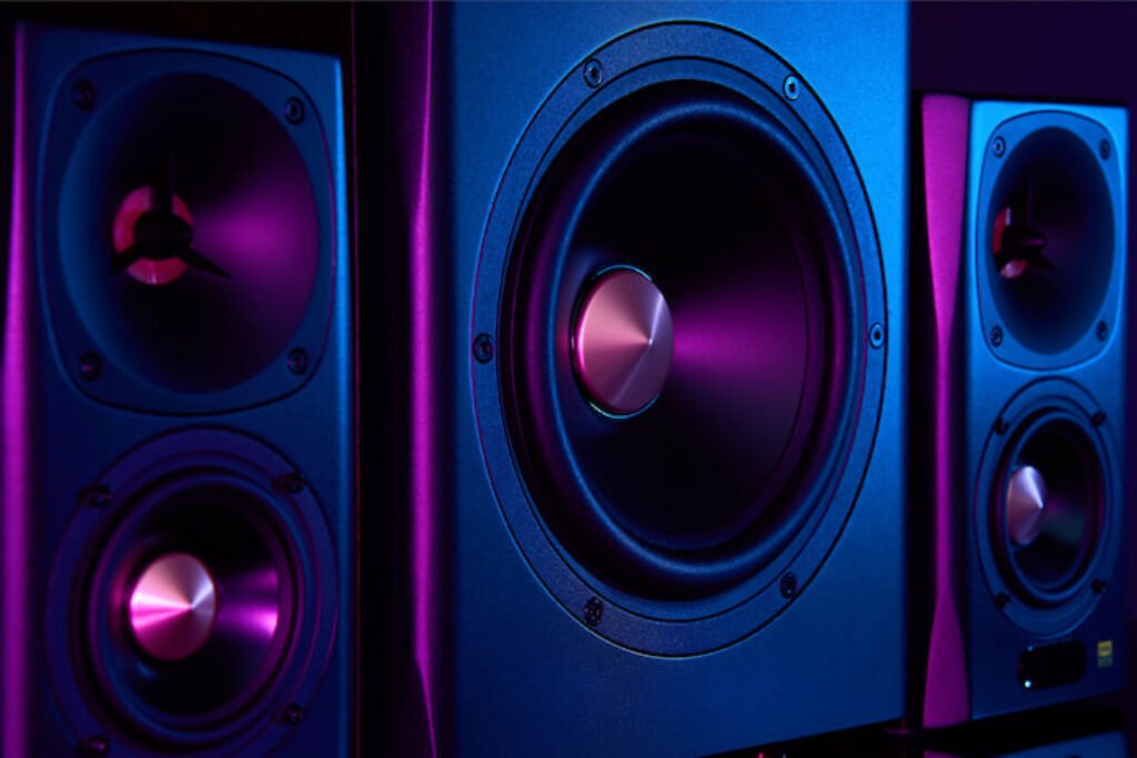 melhores subwoofers do ano em tons de azul rosa e roxo