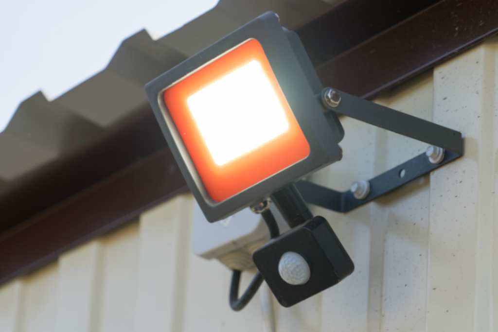 Sensor de presença externo grande.