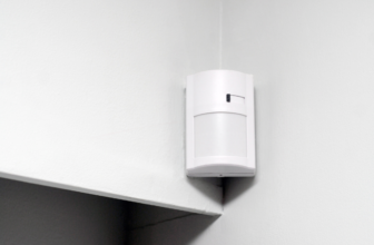 Sensor de presença branco.