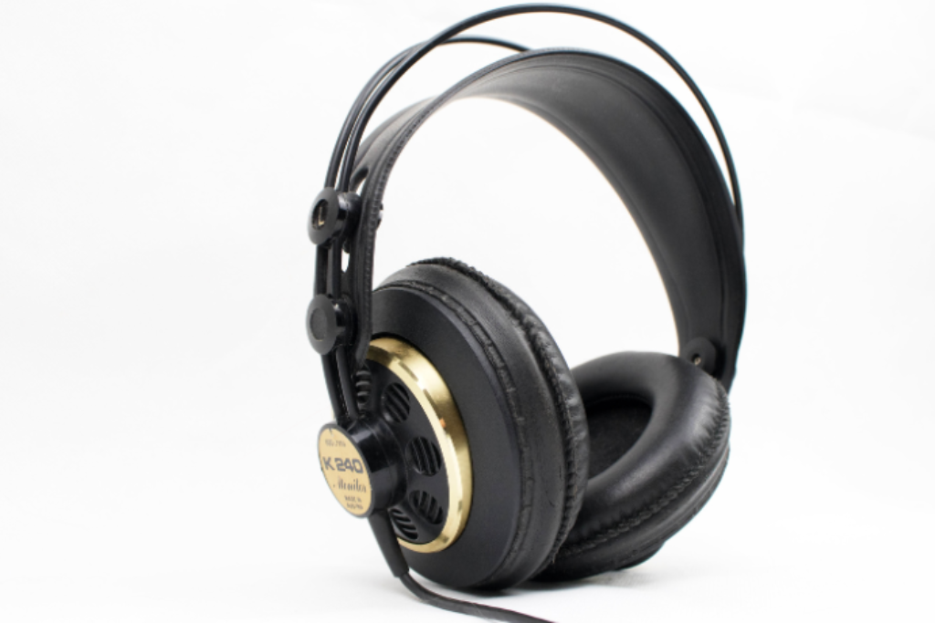 Headset com fio preto.
