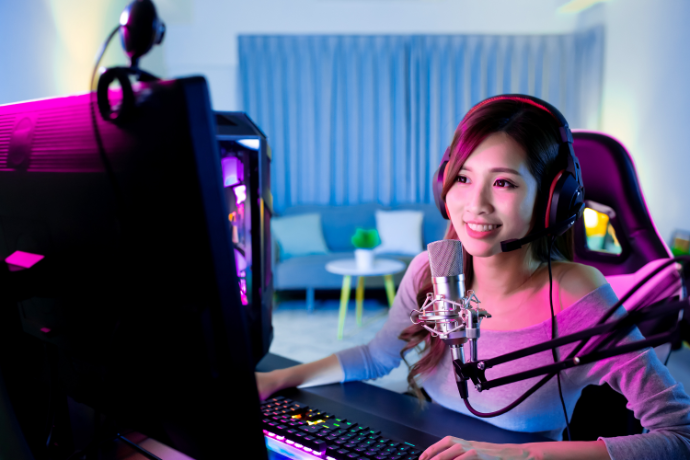 Garota gamer fazendo live.