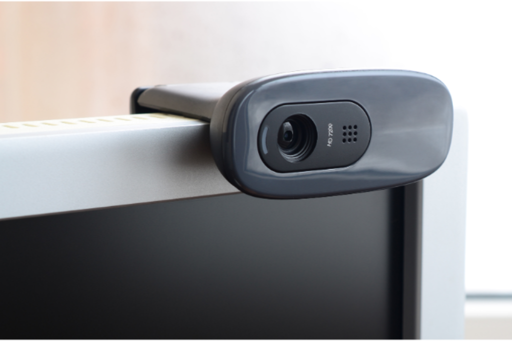 Webcam no monitor branco.
