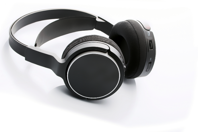 Headset deitado no chão branco.