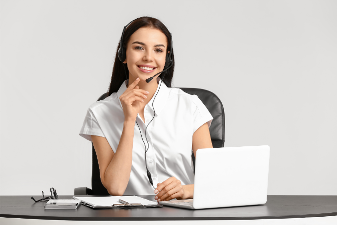 Mulher utilizando um headset no trabalho.