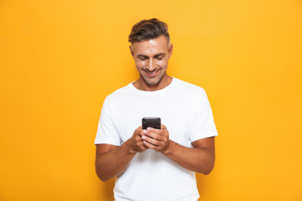Homem conferindo seu celular.