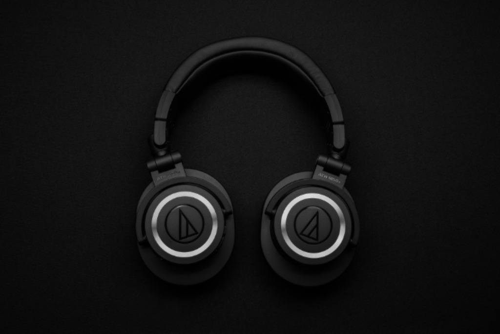 Headset preto sem fio.