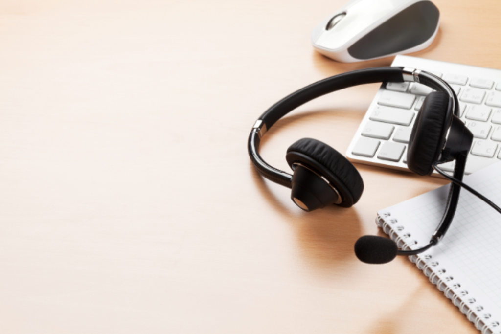 Headset para trabalho na mesa.