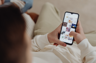 Pessoa vendo o seu celular.