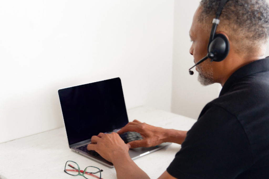 Homem usando um headset para trabalho.