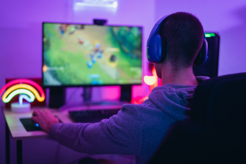 Jovem jogando com headset.