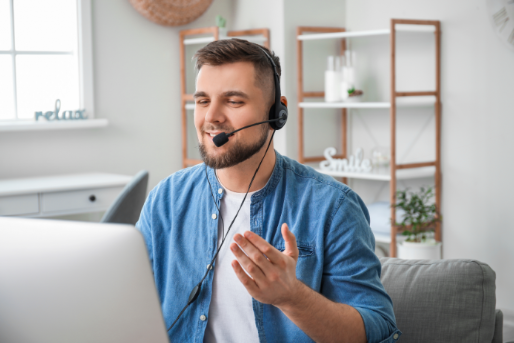 Um homem trabalhando e usando um headset.