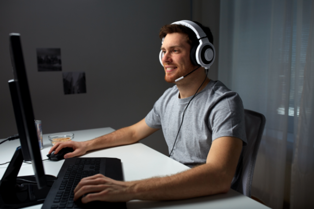 Homem usando seu headset branco.