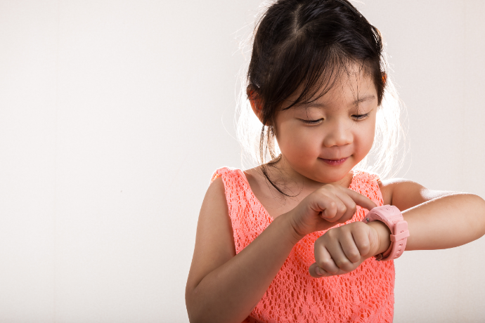 Garota com um smartwatch.