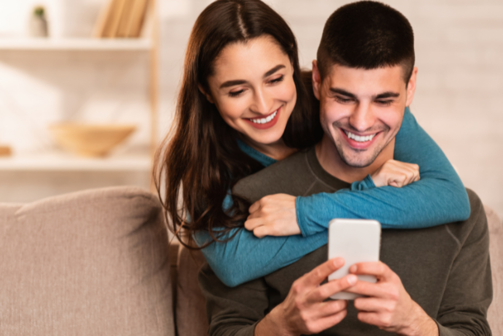 Casal vendo um celular.