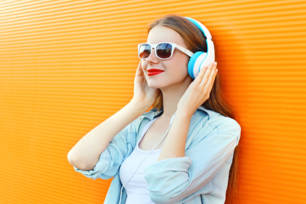 Mulher escutando música com headphone.