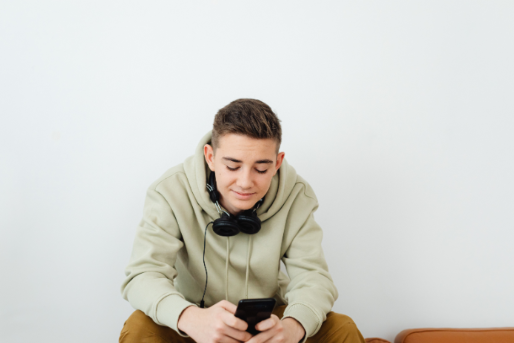 Jovem utillizando seu celular.