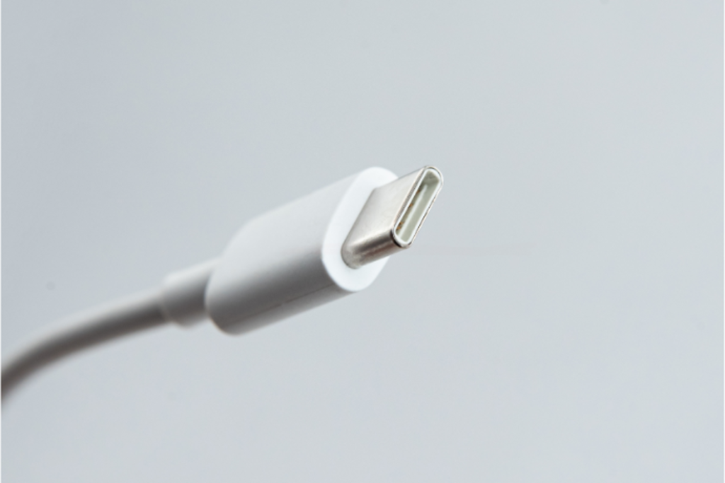 Cabo USB tipo C branco.