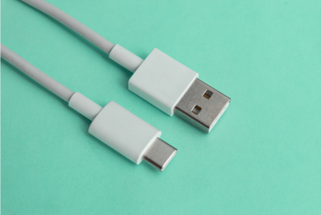 Cabo USB tipo C no fundo azul.