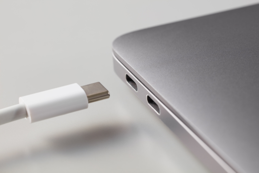Cabo USB tipo C e notebook.