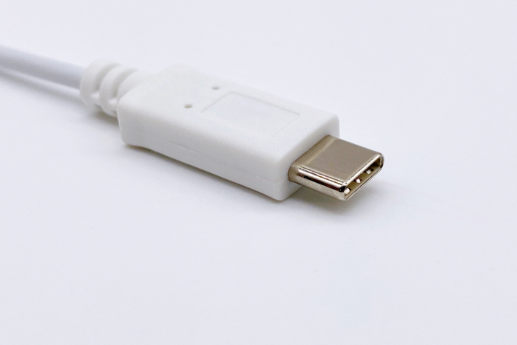 Cabo USB tipo C em um fundo branco.