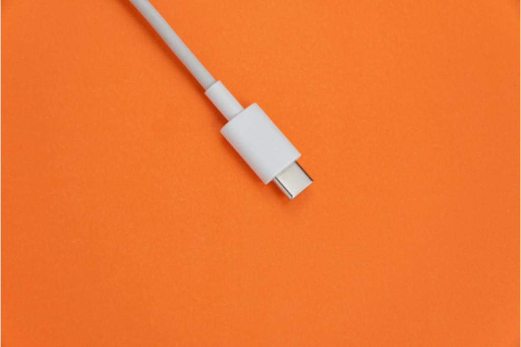 Cabo USB tipo C no fundo laranja.