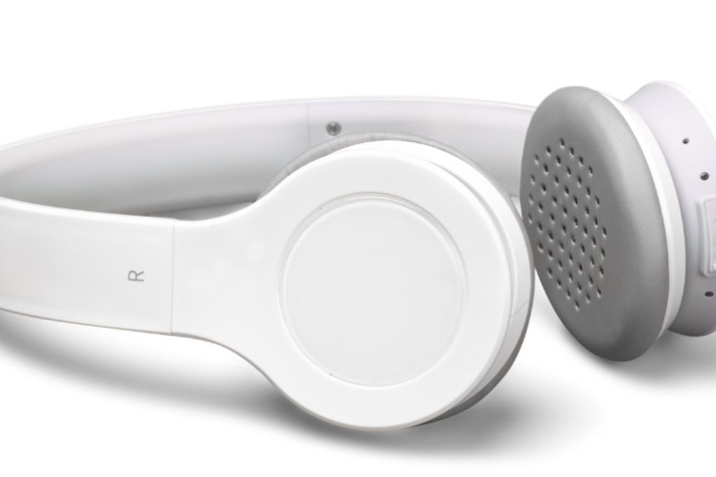 Fone de ouvido sem fio branco.