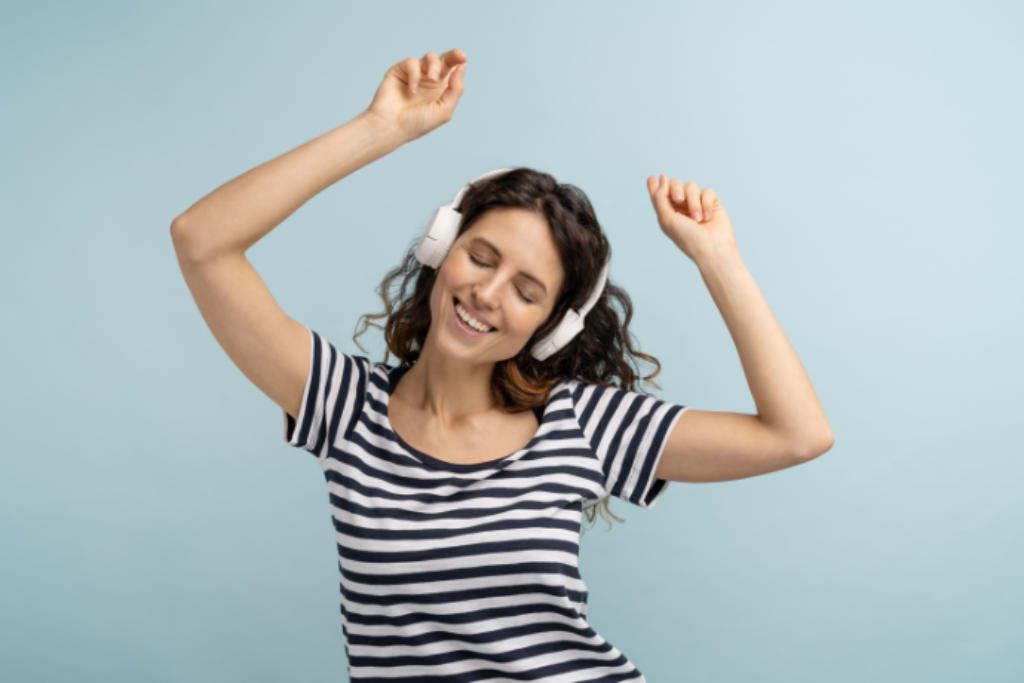 Mulher escutando música com fone de ouvido.