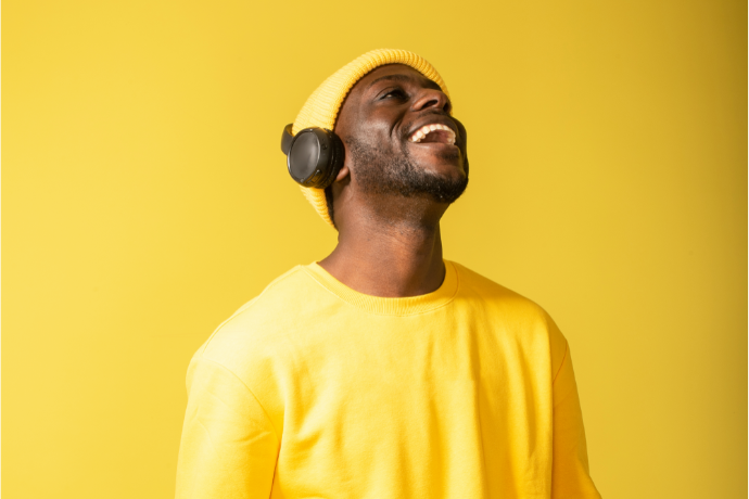 Homem com headphone preto.