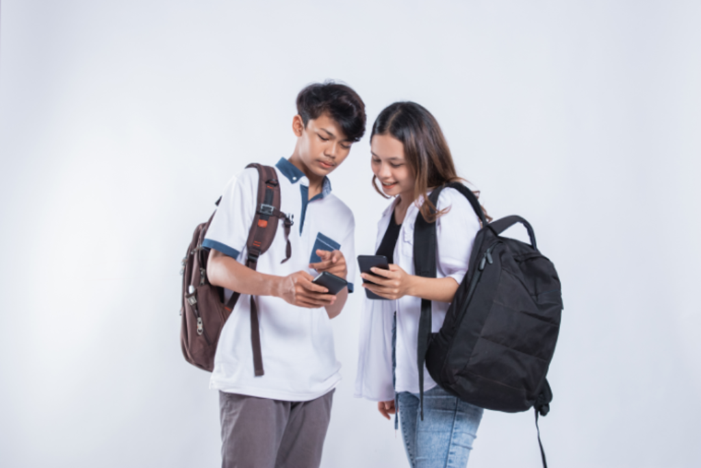 Casal vendo o celular.