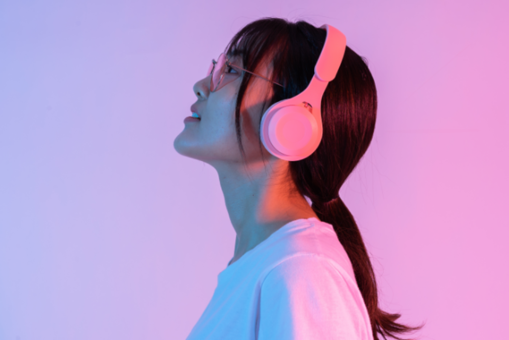 Mulher com headphone branco.