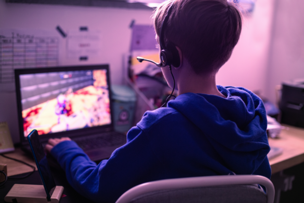 Menino jogando no notebook.